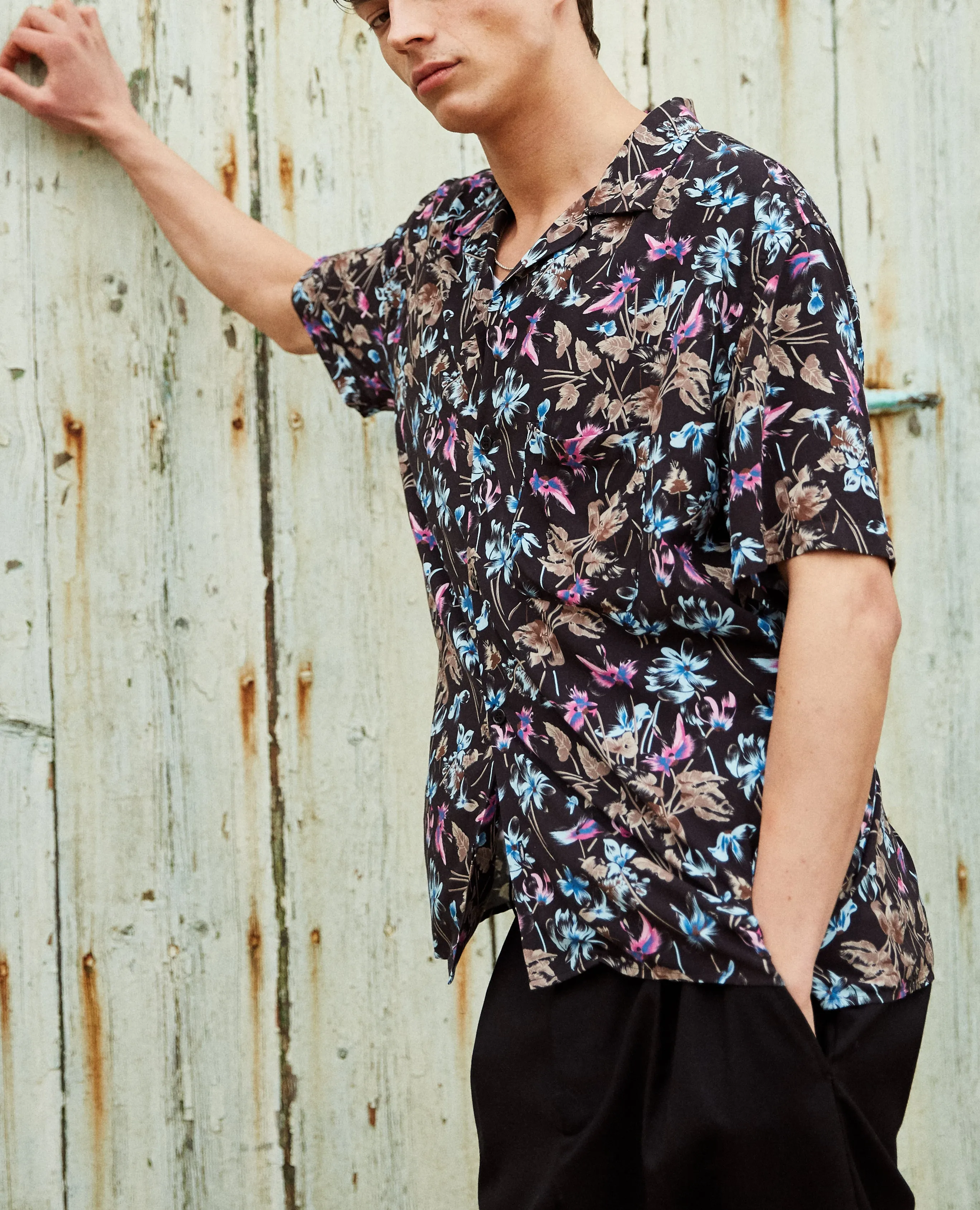 Chemise col hawaïen noire imprimé fleurs colorées