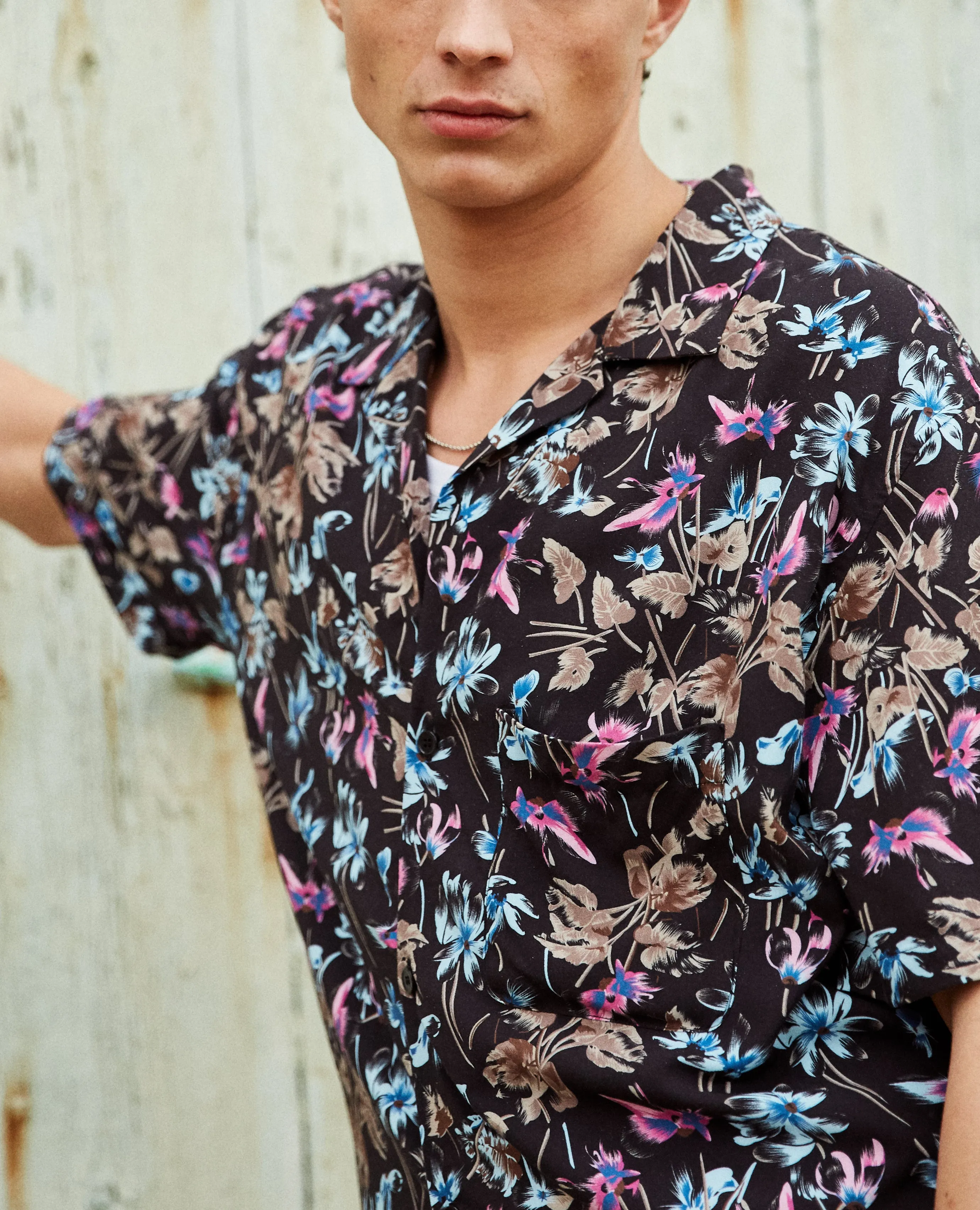 Chemise col hawaïen noire imprimé fleurs colorées