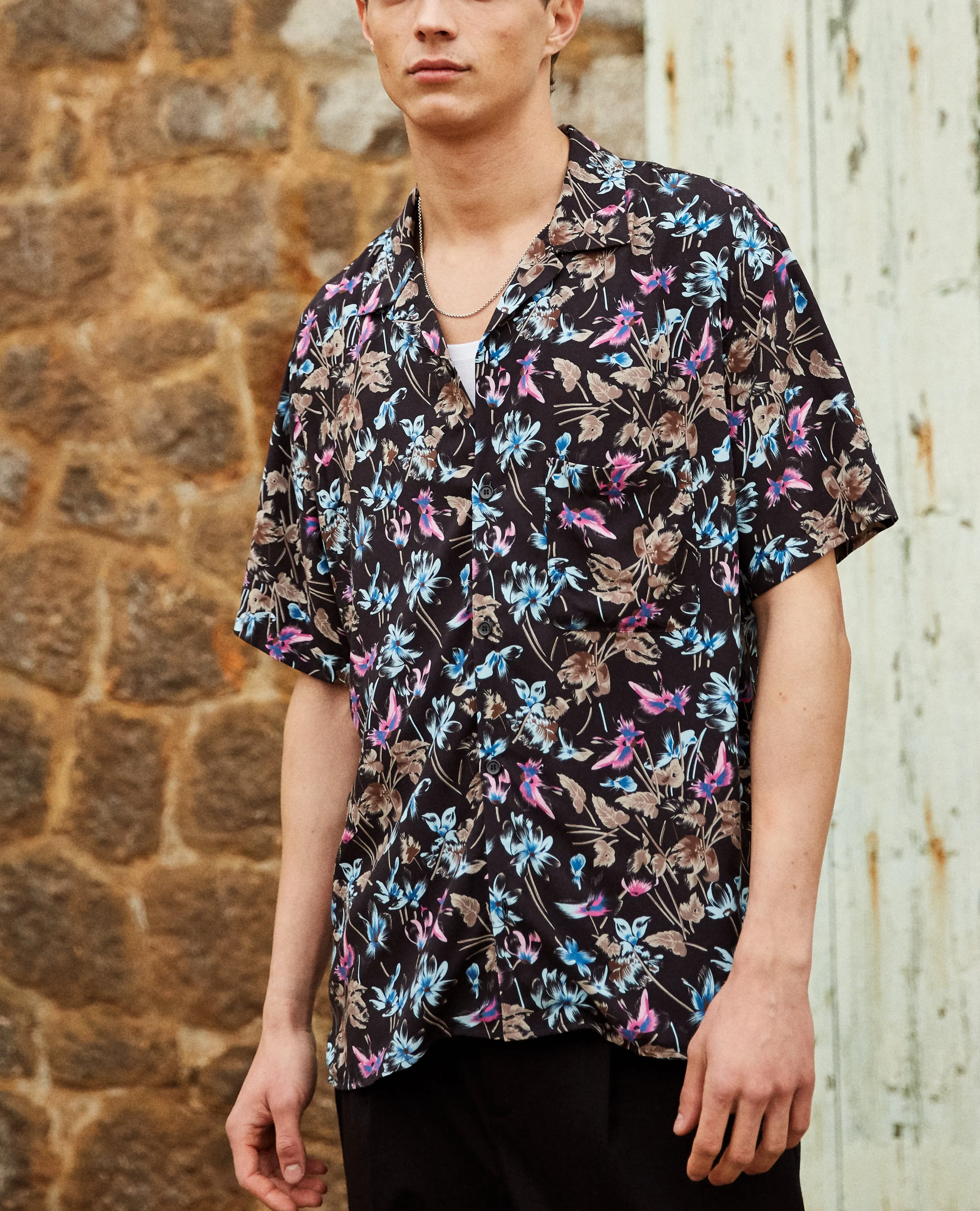 Chemise col hawaïen noire imprimé fleurs colorées